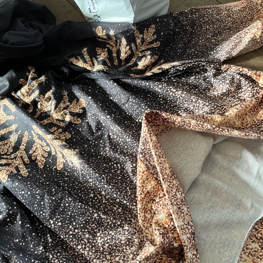 NEW WOMENS PLUS 3X HOODED LONG SLEEVE TOP POLYESTER BLACK & Beige SNOWFLAKES - Picture 2 of 3